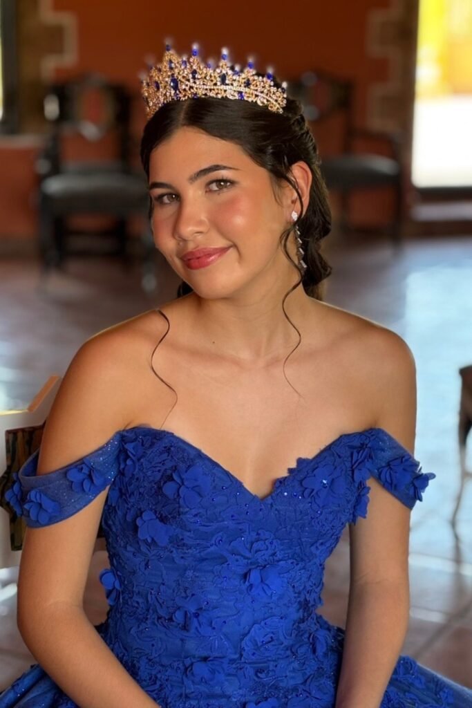 Maquillaje para dama de honor en Valencia con vestido azul y corona, estilo juvenil y sofisticado que acompaña al maquillaje de novia