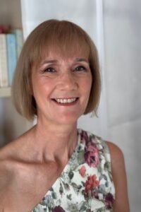 Maquillaje para la madre de la novia en Valencia con acabado natural y labios suaves, look elegante y radiante que acompaña al maquillaje de novia