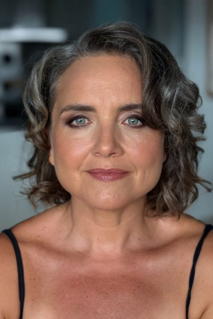 Maquillaje para la madre de la novia en Valencia con ojos definidos y piel luminosa, estilo elegante que complementa el maquillaje de novia
