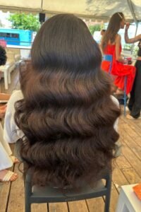 Peinado de novia en Valencia con ondas marcadas y brillo natural, estilo elegante que complementa el maquillaje de novia