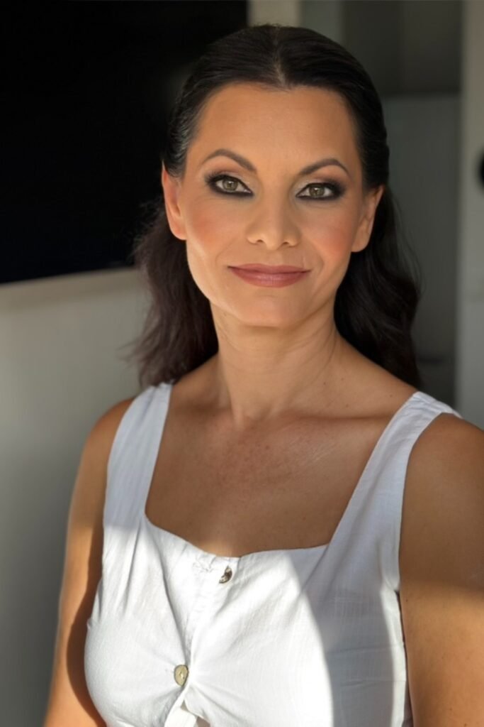 Maquillaje de novia en Valencia con piel luminosa y ojos definidos, look clásico y elegante ideal para el día de la boda