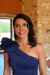 Maquillaje para la madre de la novia en Valencia con ondas suaves y labios naturales, look elegante que acompaña al maquillaje de novia